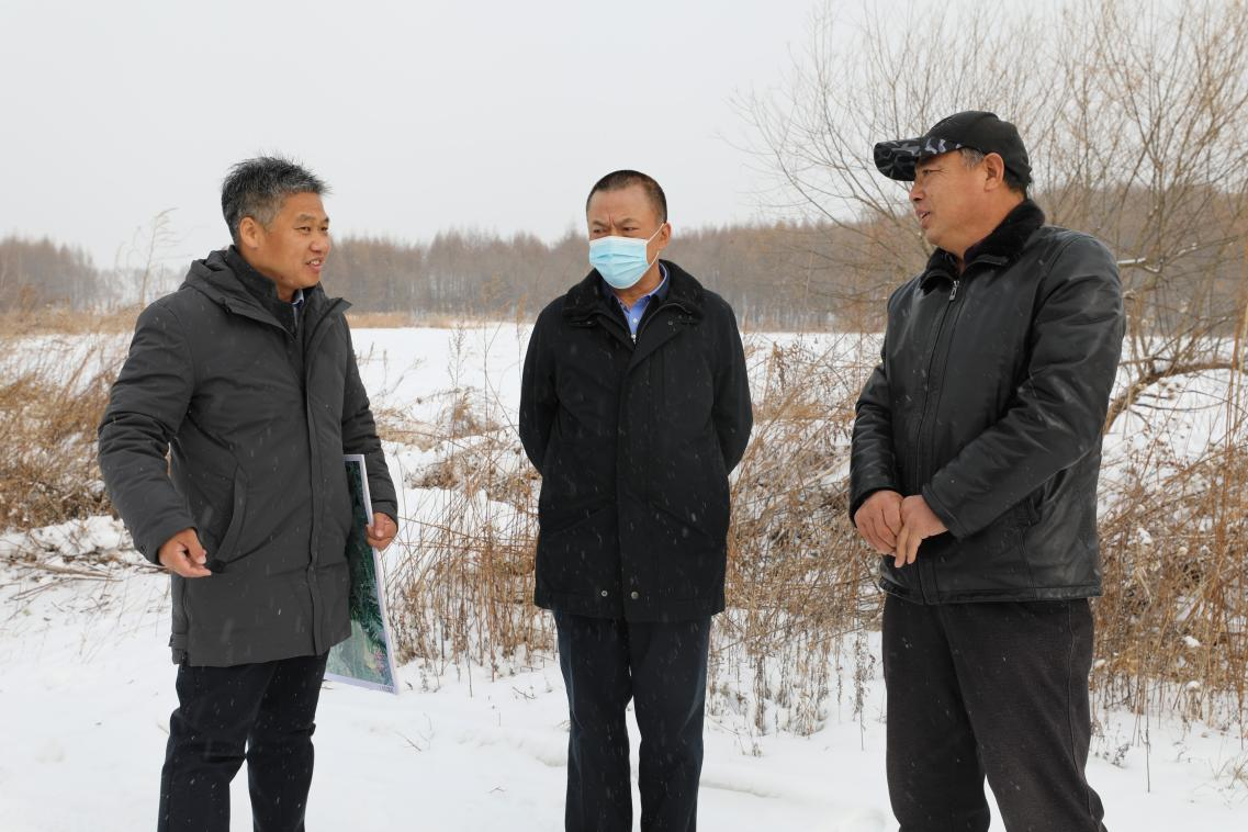 曹江林(中)冒雪赴分場調研耕地和林地資源情況曹江林對牡丹江馬場一年